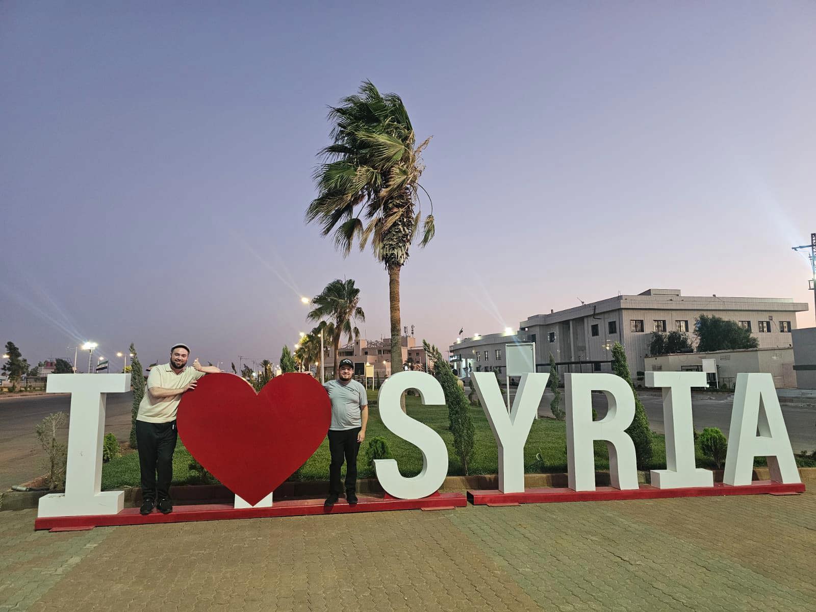 הרב משה קליין ואיש העסקים החרדי-אמריקני דוב בלייך בביקורם בסוריה