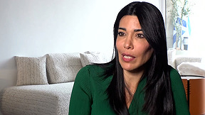 אלדר חזרה לגור עם אמא שלה בגיל 40 כדי לצאת מהבור הכלכלי