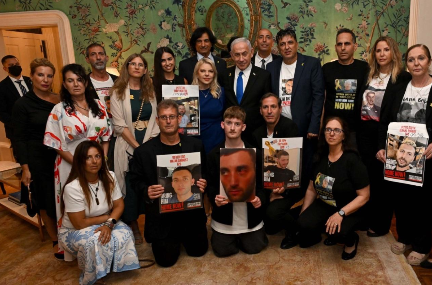 ראש הממשלה בנימין נתניהו ורעייתו שרה בפגישתם עם בני משפחות חטופים בוושינגטון