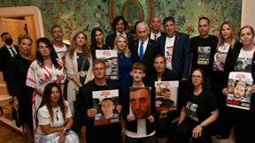 ראש הממשלה בנימין נתניהו ורעייתו שרה בפגישתם עם בני משפחות חטופים בוושינגטון