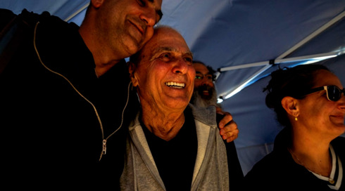 שרד 482 ימים בשבי בגיל 80: גדי מוזס מתאחד עם ילדיו
