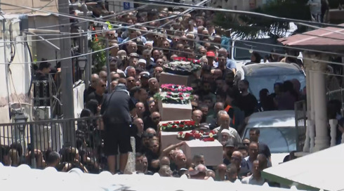 "אמרתי להן שלום אחרון": המונים ליוו את ההרוגים מפגיעות הטילים בדרכם האחרונה