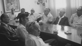 נציגי הארגונים תורמים למאמץ המלחמתי