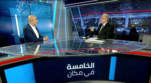 الخامسة في مكان