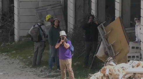 תיעוד פלסטיני של ירי לעבר בתים בכפר סעיר