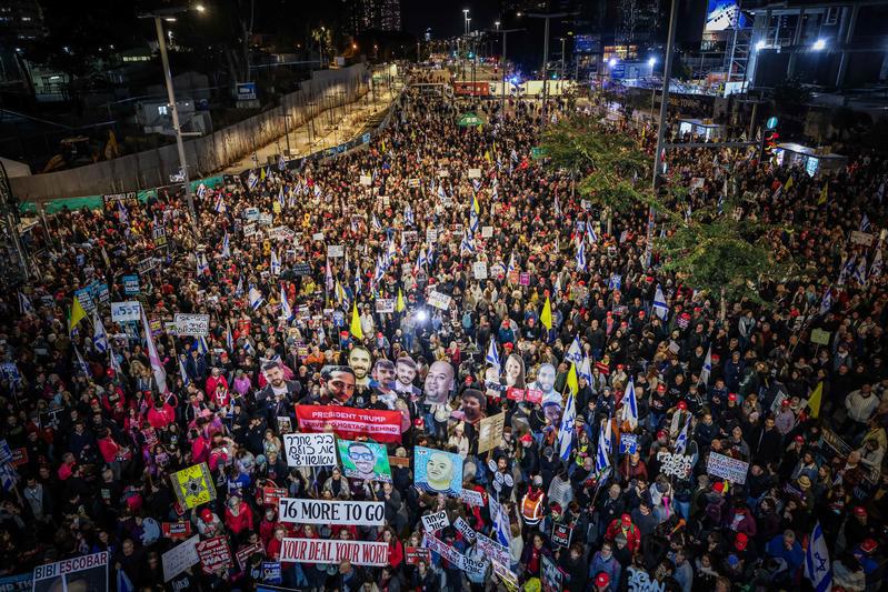 הפגנה בקריאה לשחרור החטופים מעזה מחוץ לקריה בתל אביב, פברואר 2025