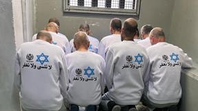 החולצות בהן הולבשו המחבלים ששוחררו במסגרת הפעימה השישית של העסקה על ידי שב"ס