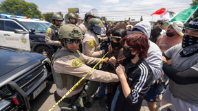 עימותים בין גורמי אכיפה לבין מפגינים בלוס אנג'לס