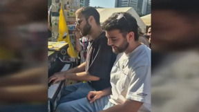 חוזר לנגן: שורד השבי אלון אהל הגיע לראשונה לנגן בפסנתר בכיכר החטופים 