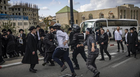 הפגנות חרדים בבירה נגד נתיחת גופות הפעוטות שנספו באסון בירושלים