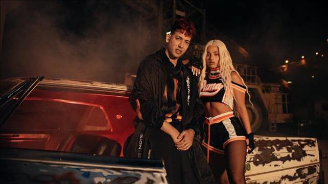 נועה קירל ו-Metro The Savage