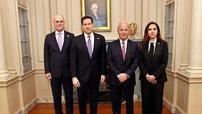 הנציגים בשיחות המו"מ בין ישראל ולבנון: (מימין) שגרירת לבנון בארה"ב נדא חמאדה-מעווד, השגריר האמריקני בלבנון מישל עיסא, שר החוץ מרקו רוביו ושגריר ישראל בארה"ב יחיאל לייטר