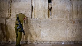 חייל מתפלל בכותל בזמן המלחמה בעזה, נוב' 2023