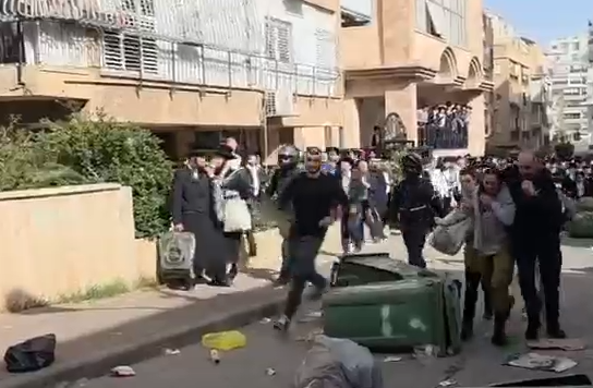 תיעוד החיילות מלוות כשההמון מאחוריהן 