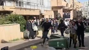 תיעוד החיילות מלוות כשההמון מאחוריהן 