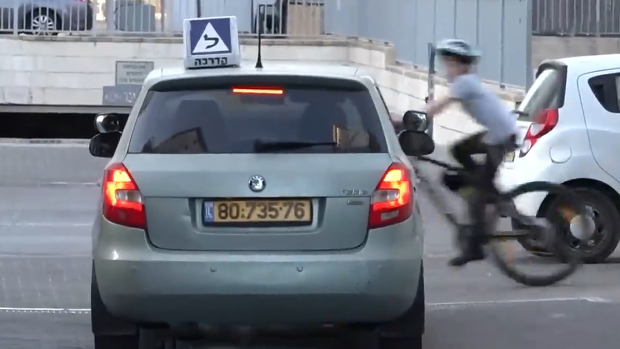 ההורים שמלמדים את ילדיהם לנהוג ועל הדרך חוסכים אלפי שקלים.Mp4.00 01 13 14.Still001