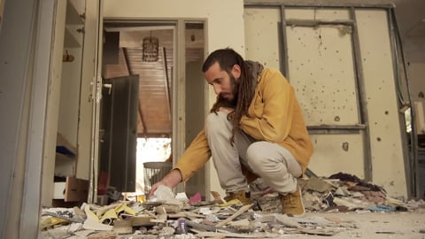 איתי, שאיבד את הוריו בטבח בבארי, חזר לקיבוץ: 