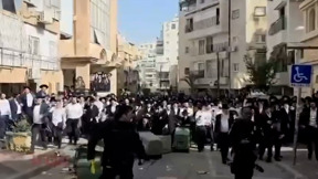 כאוס בבני ברק: חיילות הגיעו לביקור בית של מלש"ב - והותקפו בידי המון זועם