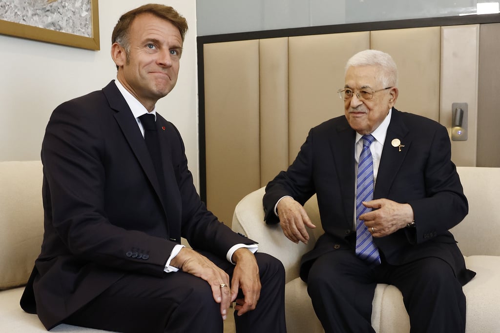 יו"ר הרשות הפלסטינית אבו מאזן עם נשיא צרפת עמנואל מקרון, אוקטובר 2025