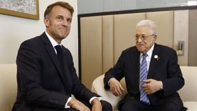יו"ר הרשות הפלסטינית אבו מאזן עם נשיא צרפת עמנואל מקרון, אוקטובר 2025
