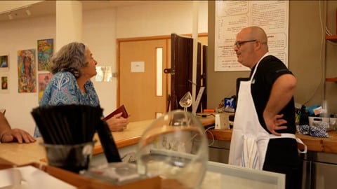 טעם מתוק מריר: בית הקפה של דביר נפתח מחדש אחרי הירצחו