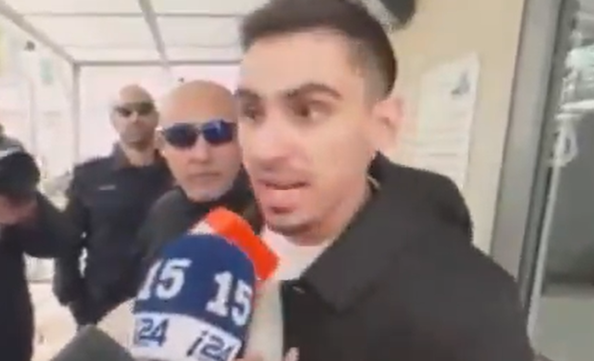 שורד השבי רום ברסלבסקי בכניסה לתחנת המשטרה