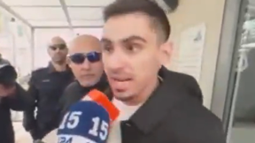 שורד השבי רום ברסלבסקי בכניסה לתחנת המשטרה