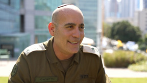 הקצינים שמלווים את משפחות החטופים