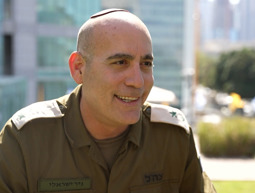 הקצינים שמלווים את משפחות החטופים