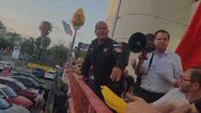 חפצים מושלכים לעבר ח"כ איימן עודה בנס ציונה