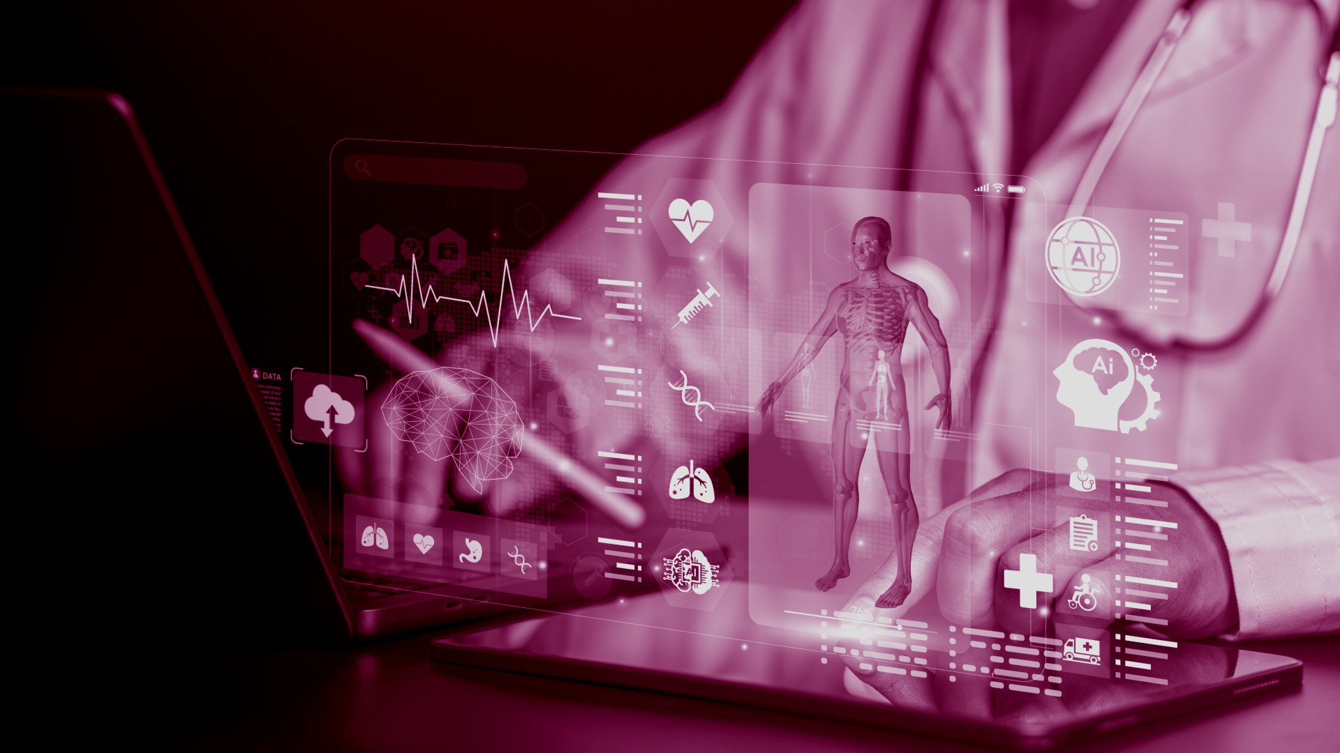 רופא בוחן בצורה טכנולוגית