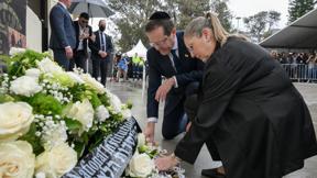 הנשיא הרצוג ורעייתו בזירת הפיגוע בבונדיי