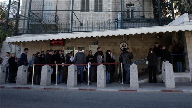 תור לקבלת ויזה מחוץ לשגרירות ארה"ב