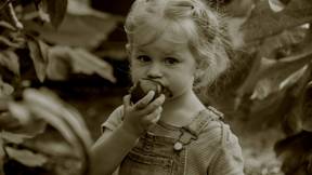 ילדה אוכלת עגבניה