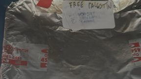 מגש אוכל כשר עם כיתוב אנטישמי