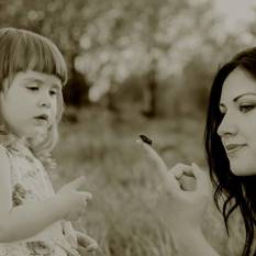 אמא ובת מביטות בחיפושית