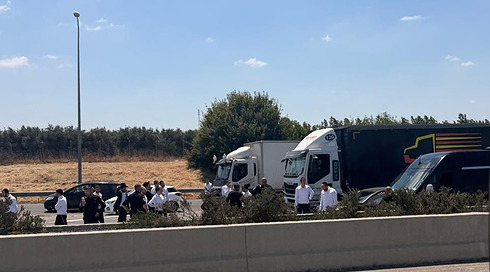 מפגינים חרדים חוסמים את כביש 6 באזור מחלף ניצני עוז, יוני 2026