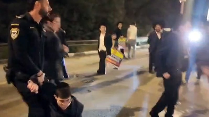 מפגינים חרדים חוסמים את הכניסה לאשקלון