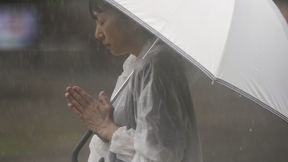 מתפללת בטקס האזכרה באנדרטה להנצחת קורבנות הפצצה האטומית בנגסאקי